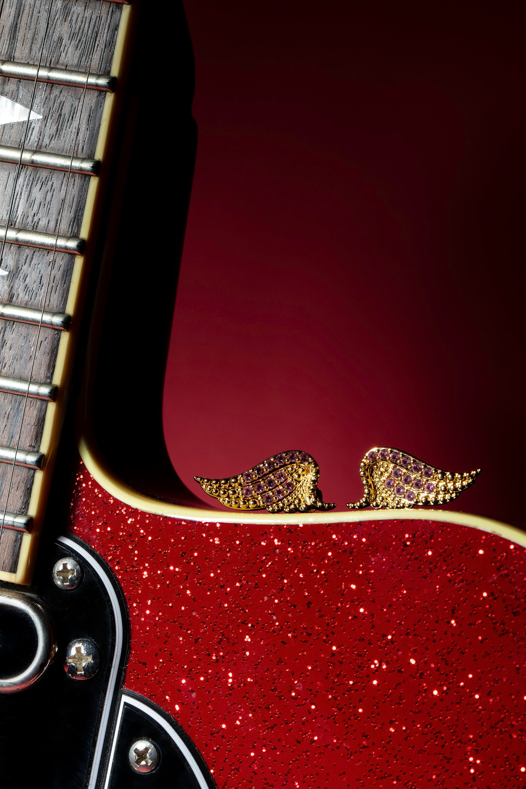 Rock Earrings - Wing earrings in brass adorned with rhinestones.